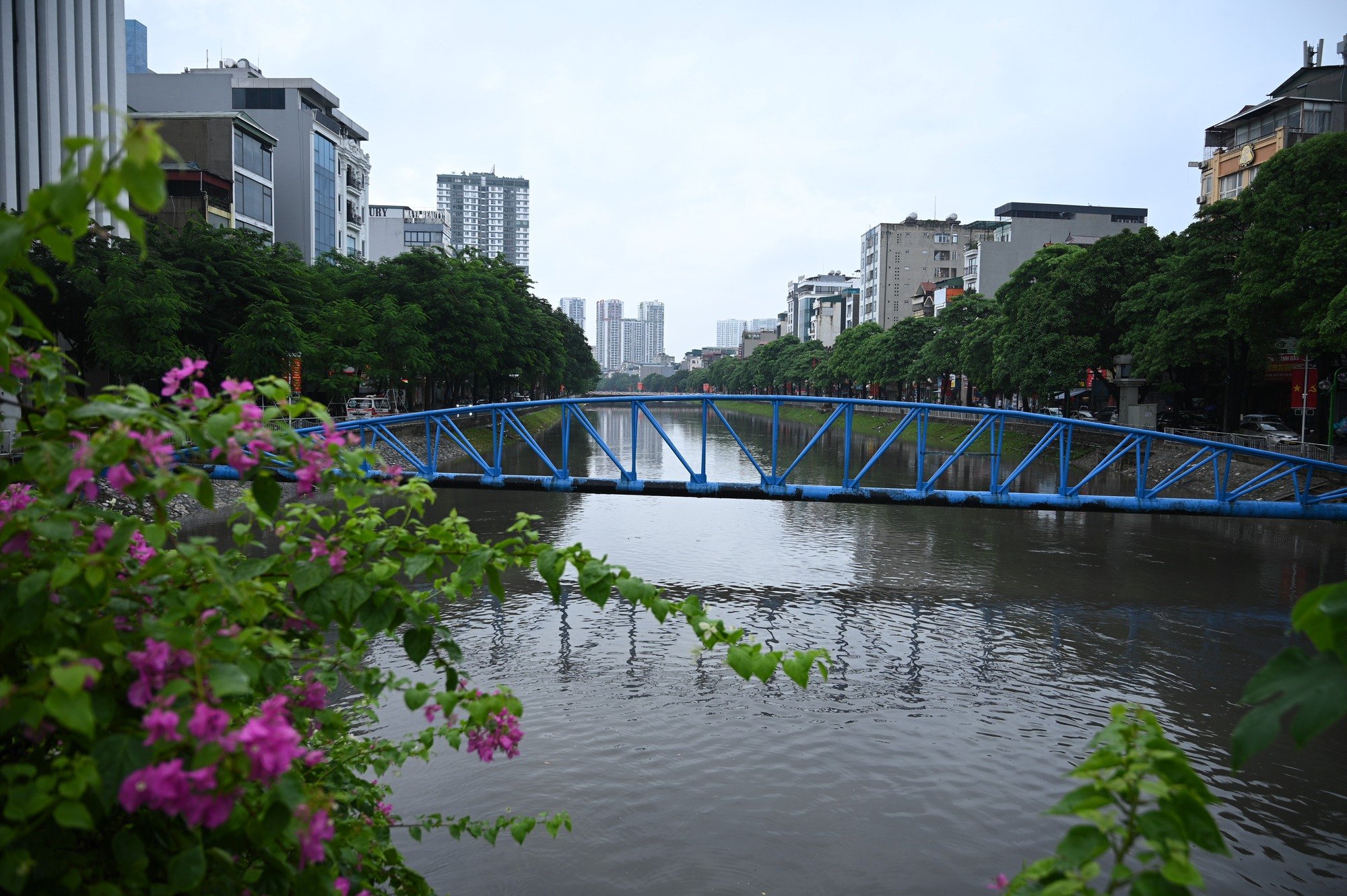 26-1756190465-ha-noi-sang-nay-mua-trang-troi-duong-nao-cung-ngap.jpg
