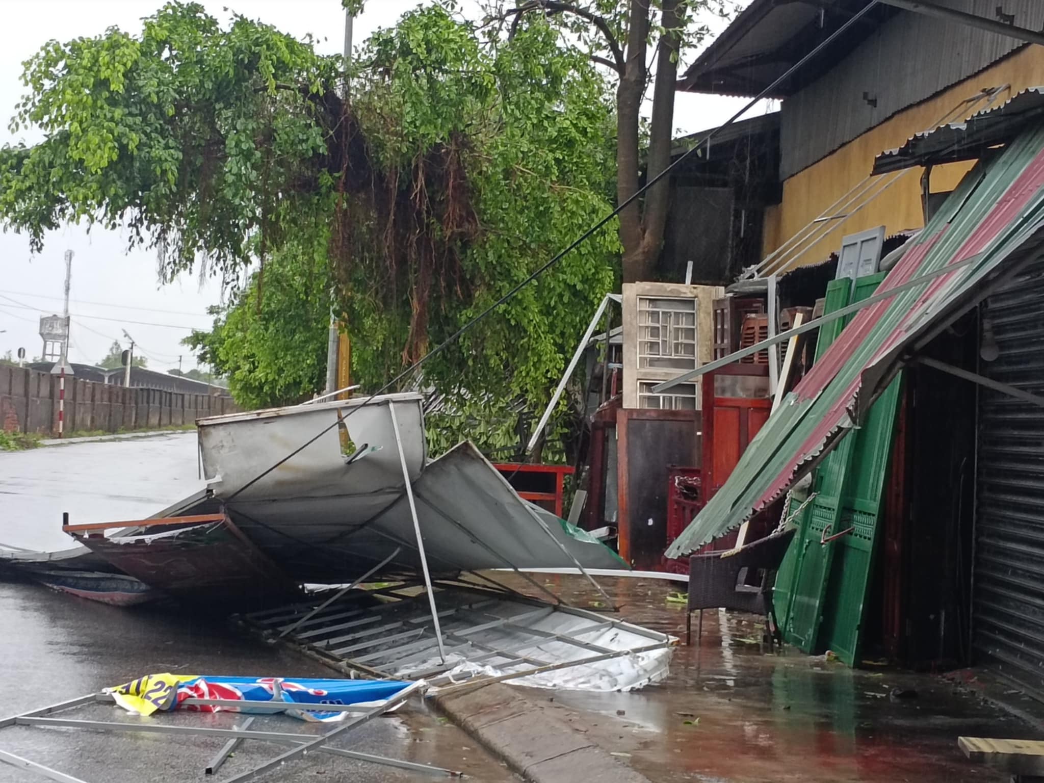 VIDEO: Tan hoang sau khi cuồng phong do bão số 5 quét qua - Ảnh 1.