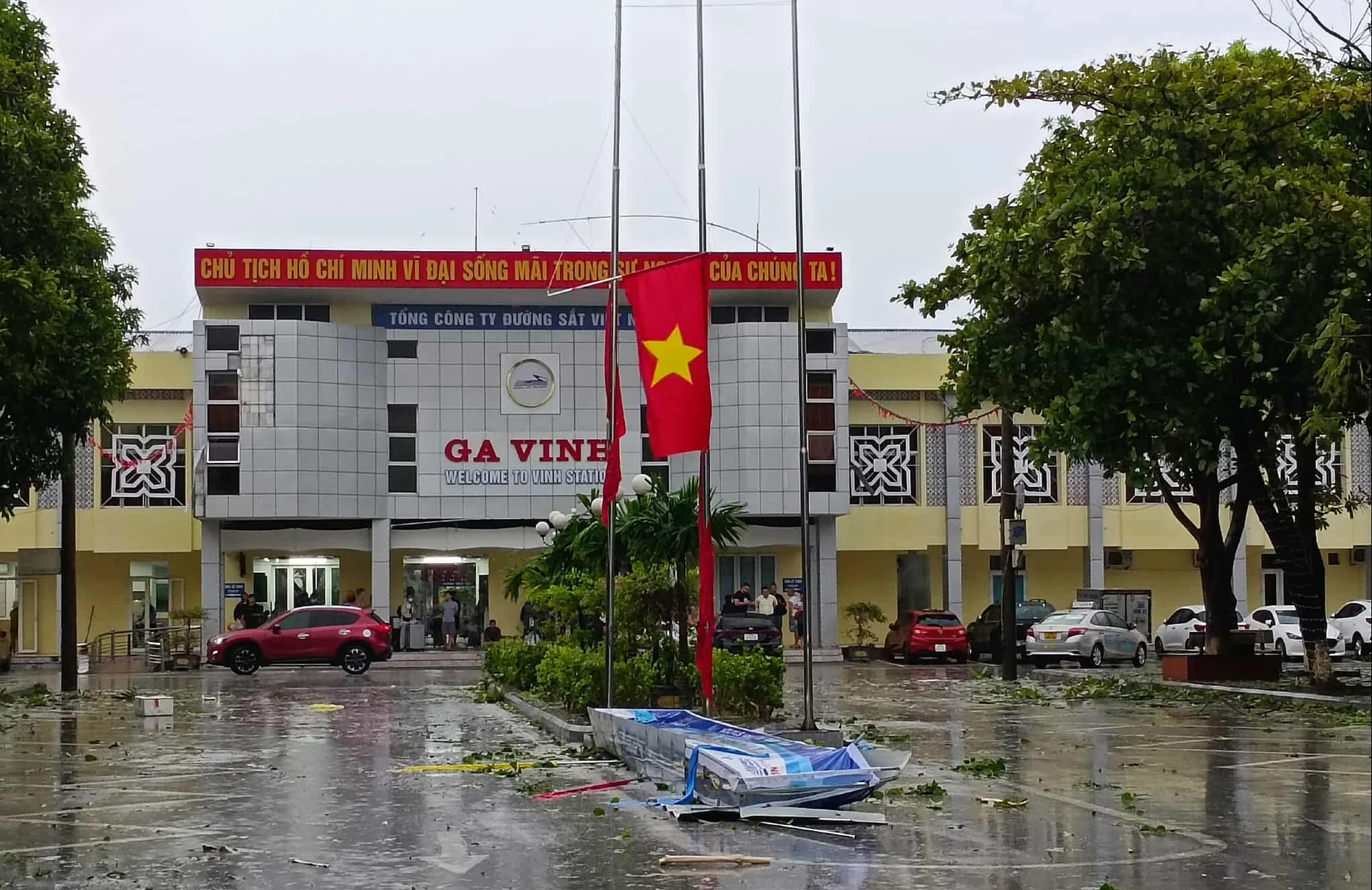 VIDEO: Tan hoang sau khi cuồng phong do bão số 5 quét qua - Ảnh 5.