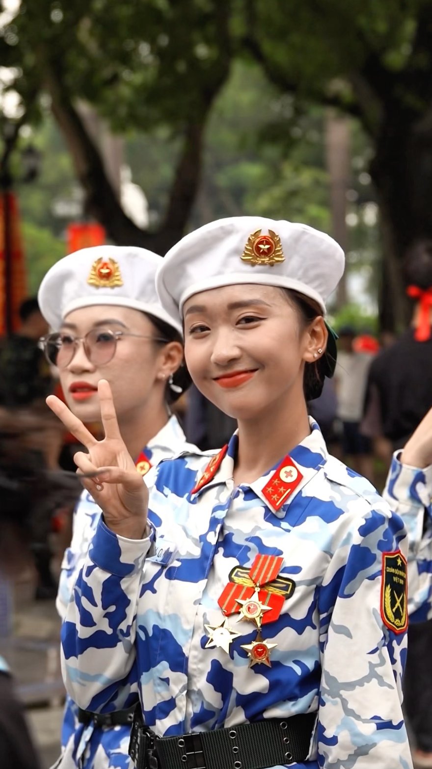 10 nữ quân nhân Việt Nam chỉ cần nở nụ cười là khuynh đảo mạng xã hội- Ảnh 9.