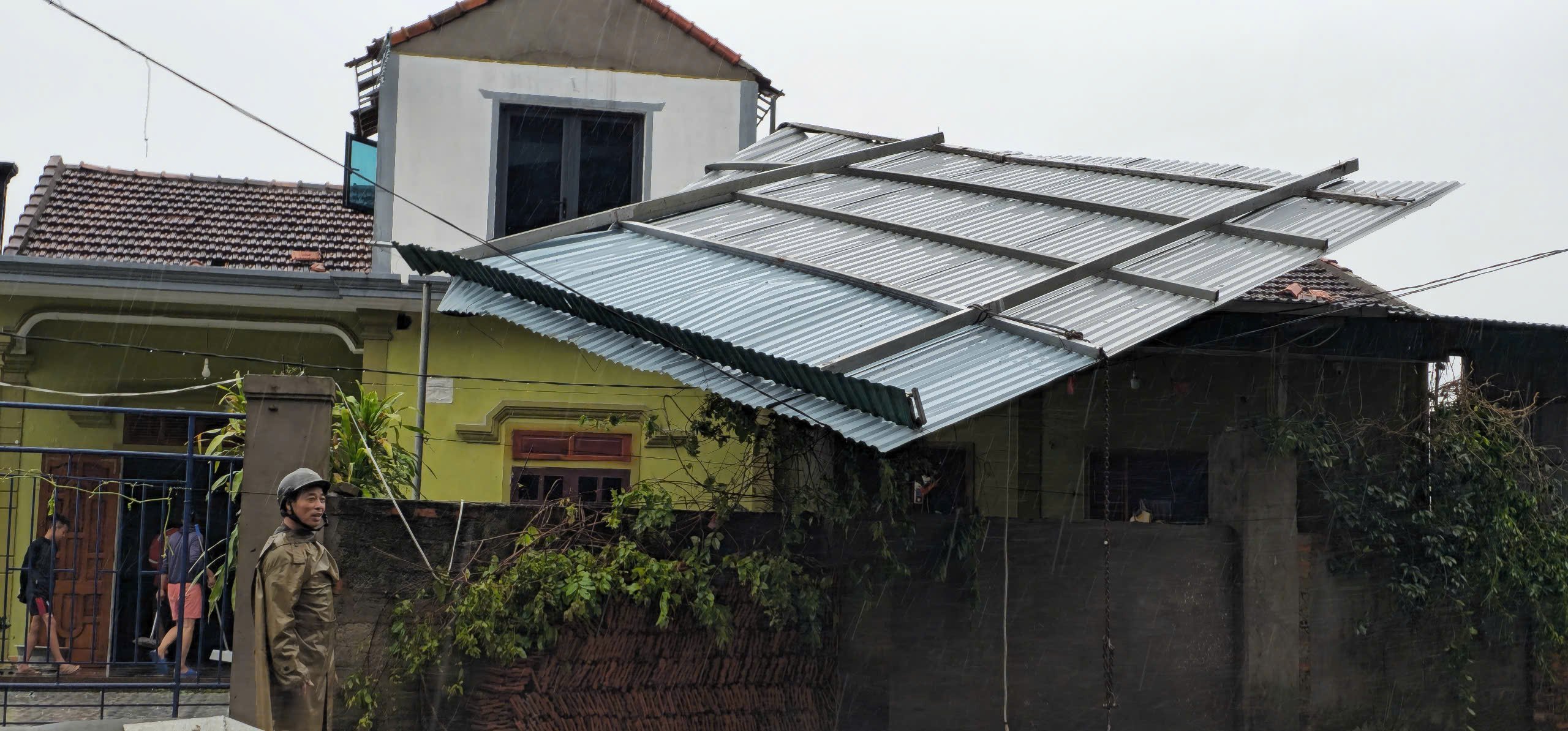 Cận cảnh tan hoang sau bão số 5 ở Hà Tĩnh - Ảnh 5.