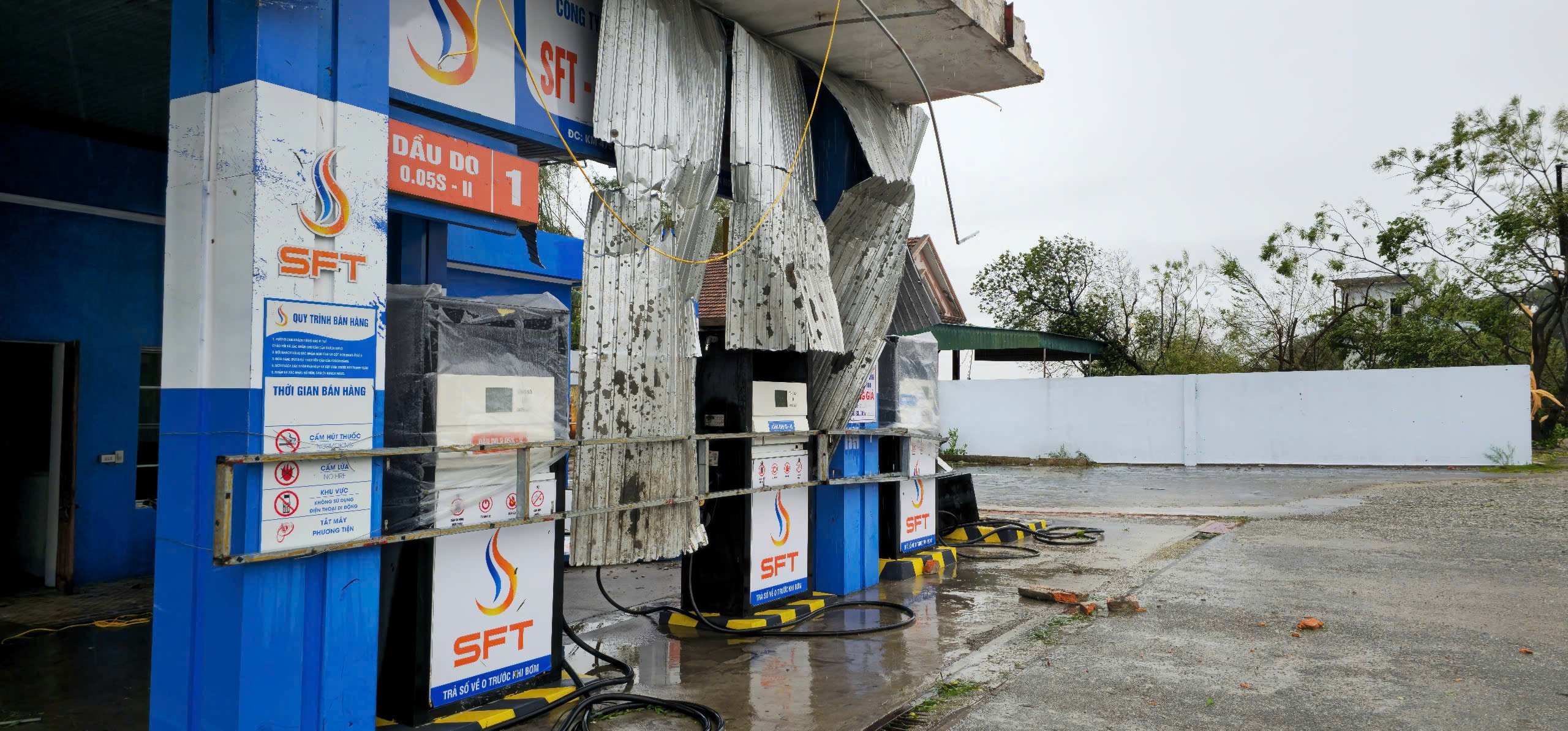 Cận cảnh tan hoang sau bão số 5 ở Hà Tĩnh - Ảnh 7.