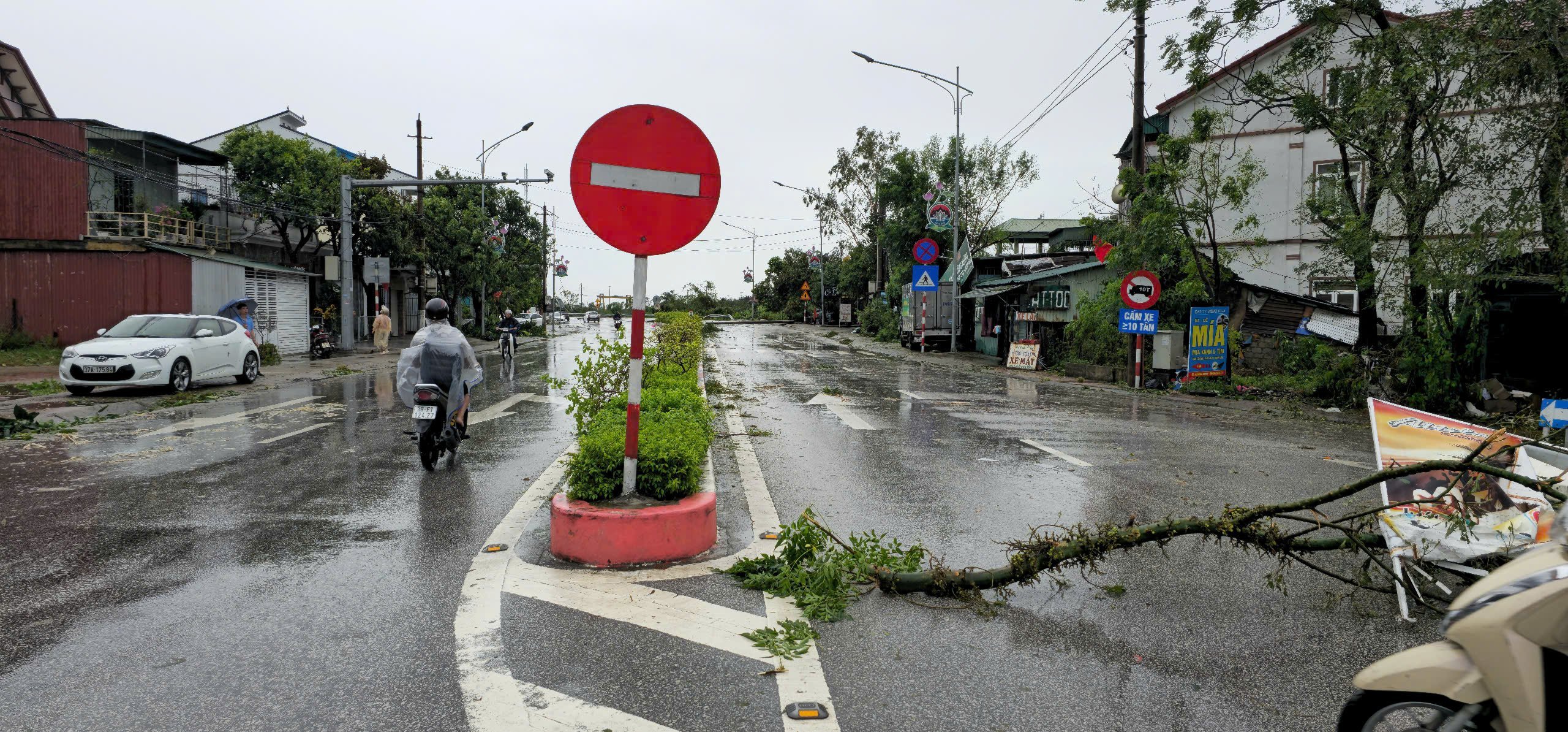 Cận cảnh tan hoang sau bão số 5 ở Hà Tĩnh - Ảnh 12.