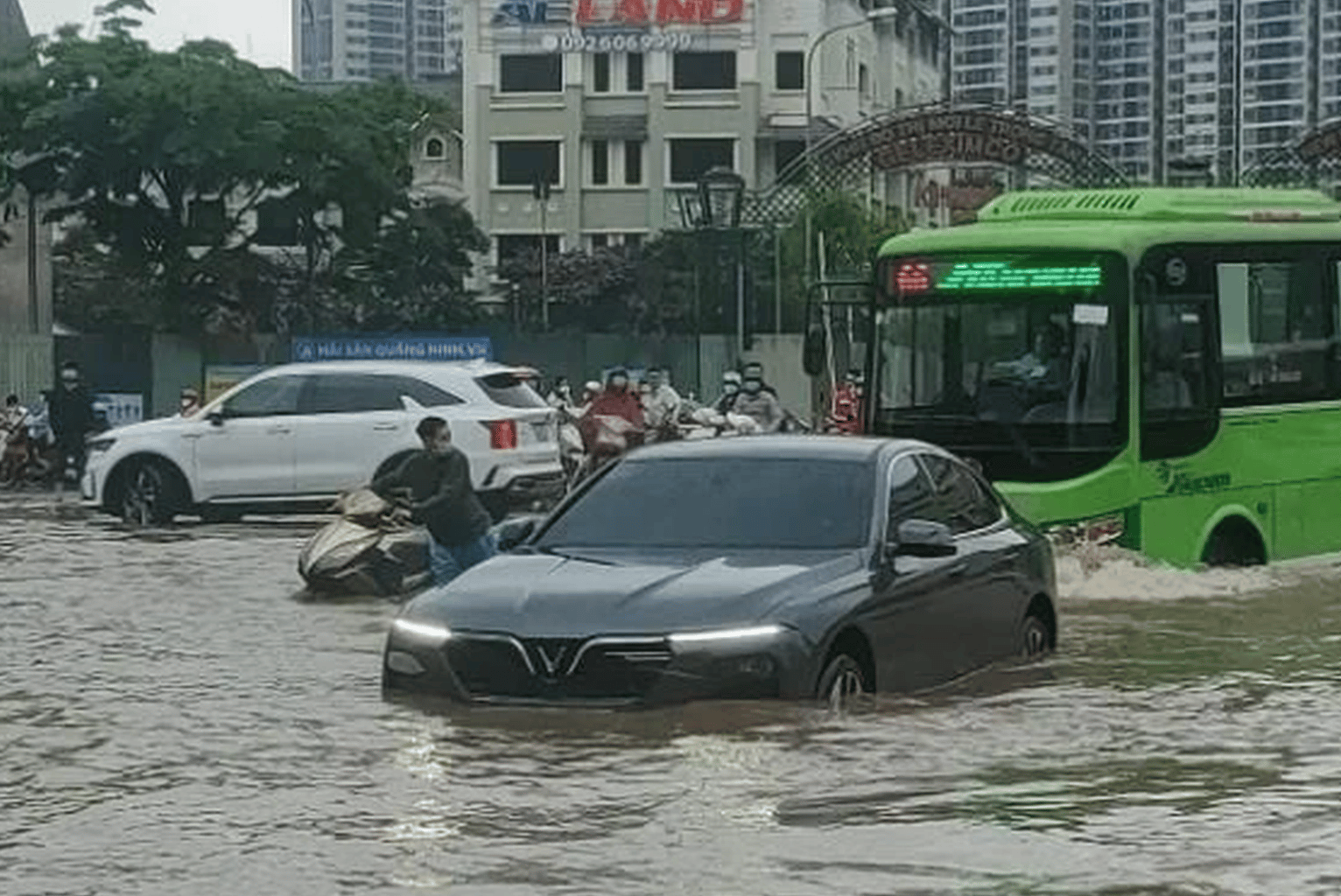 1 phút hiểu bảo hiểm: Xe ô tô bị ngập nước do mưa bão được bảo hiểm chi trả thế nào?- Ảnh 1.