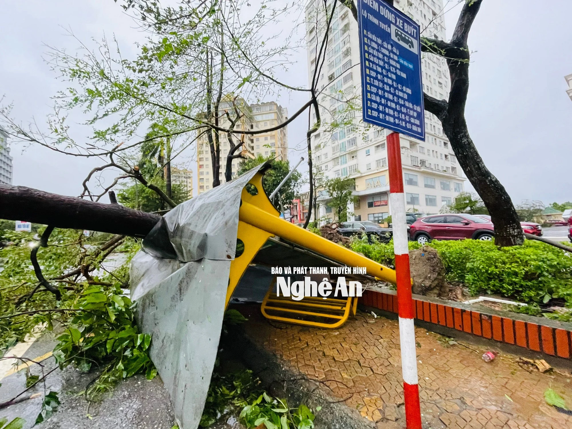 Hình ảnh tan hoang bên trong Bệnh viện Sản Nhi Nghệ An sau khi bão số 5 đi qua, thương quá miền Trung ơi!- Ảnh 8.