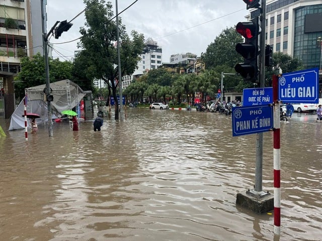 26-1756182262-vi-sao-ha-noi-mua-lon-keo-dai-ngap-sau-khung-khiep-khap-noi-sang-268.jpg