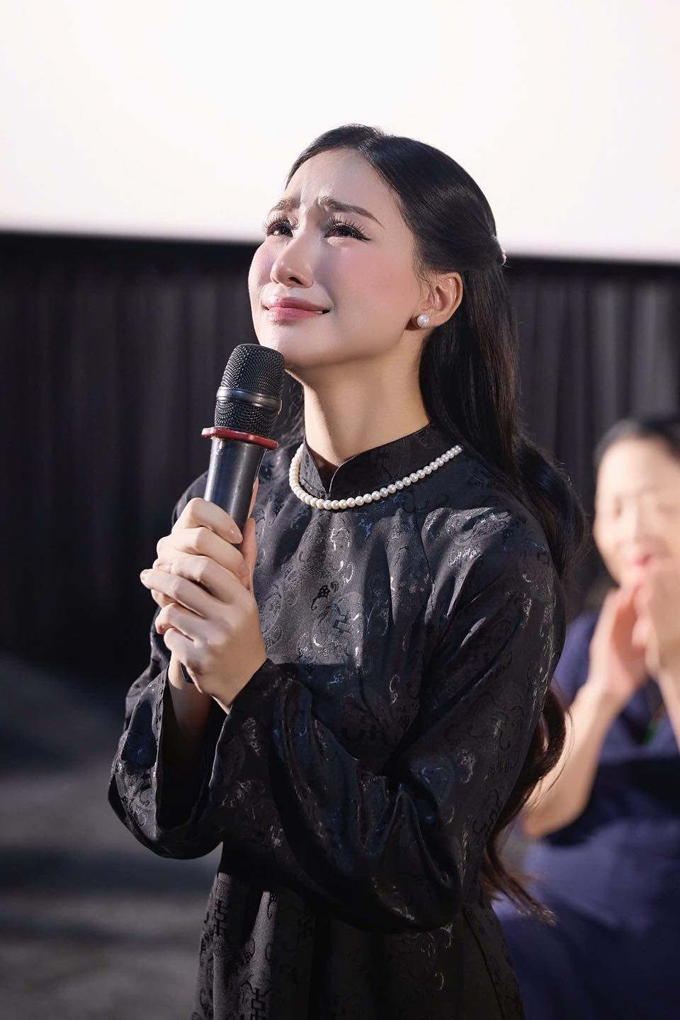 26-1756191710-chuyen-tam-linh-xay-ra-o-nghia-trang-truong-son-luc-quay-mv-noi-dau-giua-hoa-binh-cua-hoa-minzy.jpeg