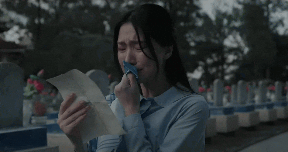 26-1756191710-chuyen-tam-linh-xay-ra-o-nghia-trang-truong-son-luc-quay-mv-noi-dau-giua-hoa-binh-cua-hoa-minzy.gif
