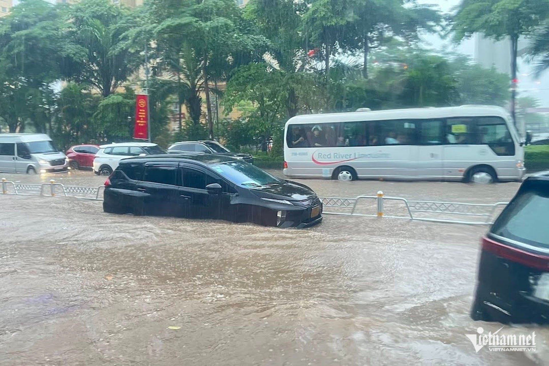 lai xe qua vung ngap nuoc 1.jpg