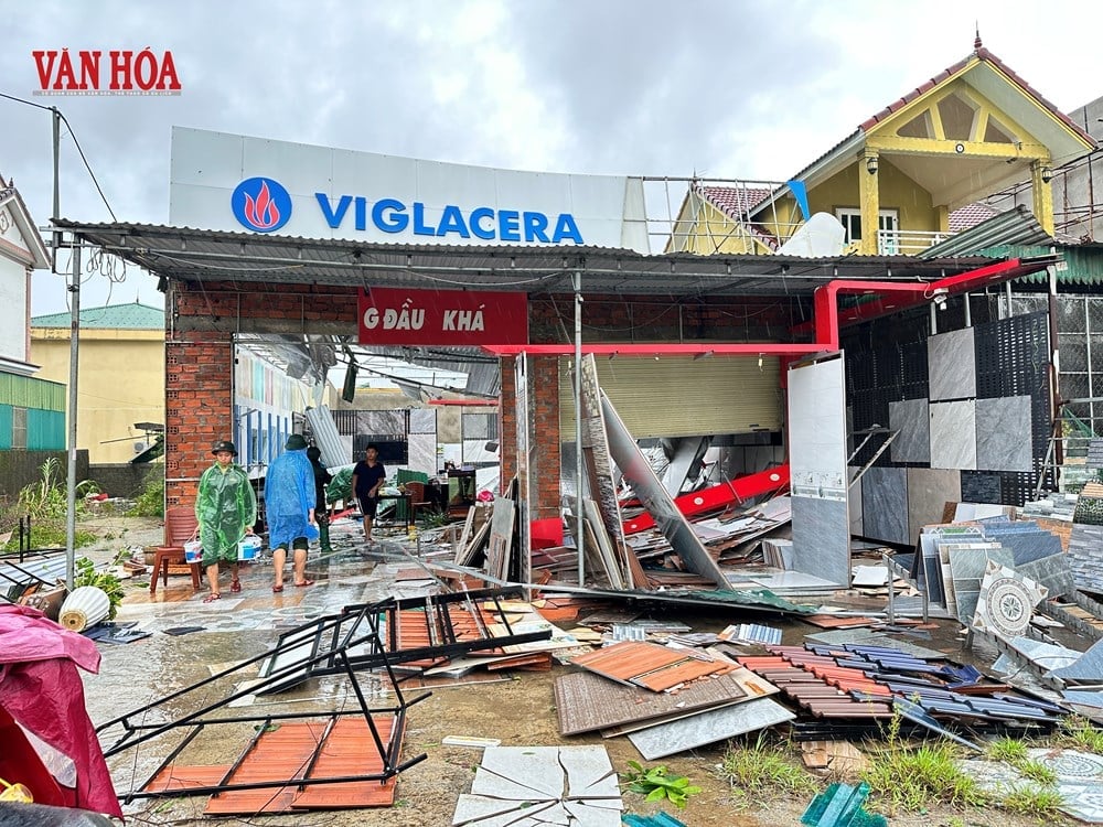 Người đàn ông cầm sổ ghi nợ bật khóc trước cửa hàng bị bão đánh tan - ảnh 1