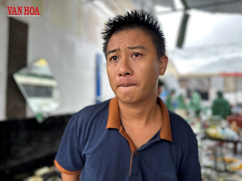 Người đàn ông cầm sổ ghi nợ bật khóc trước cửa hàng bị bão đánh tan - ảnh 3
