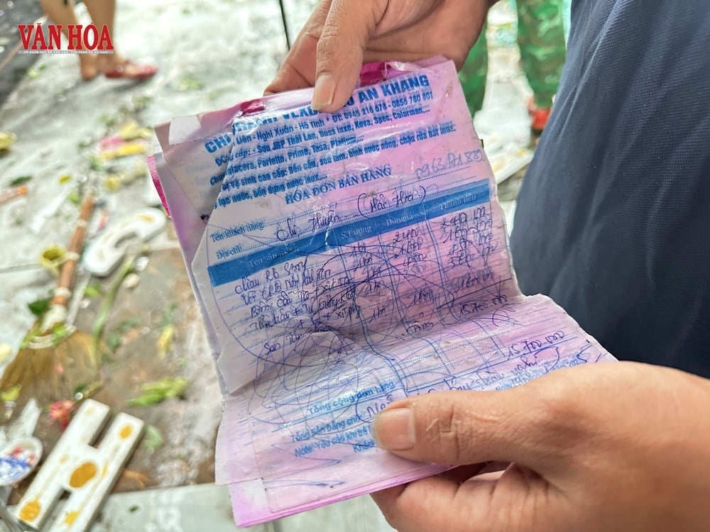 Người đàn ông cầm sổ ghi nợ bật khóc trước cửa hàng bị bão đánh tan - ảnh 4