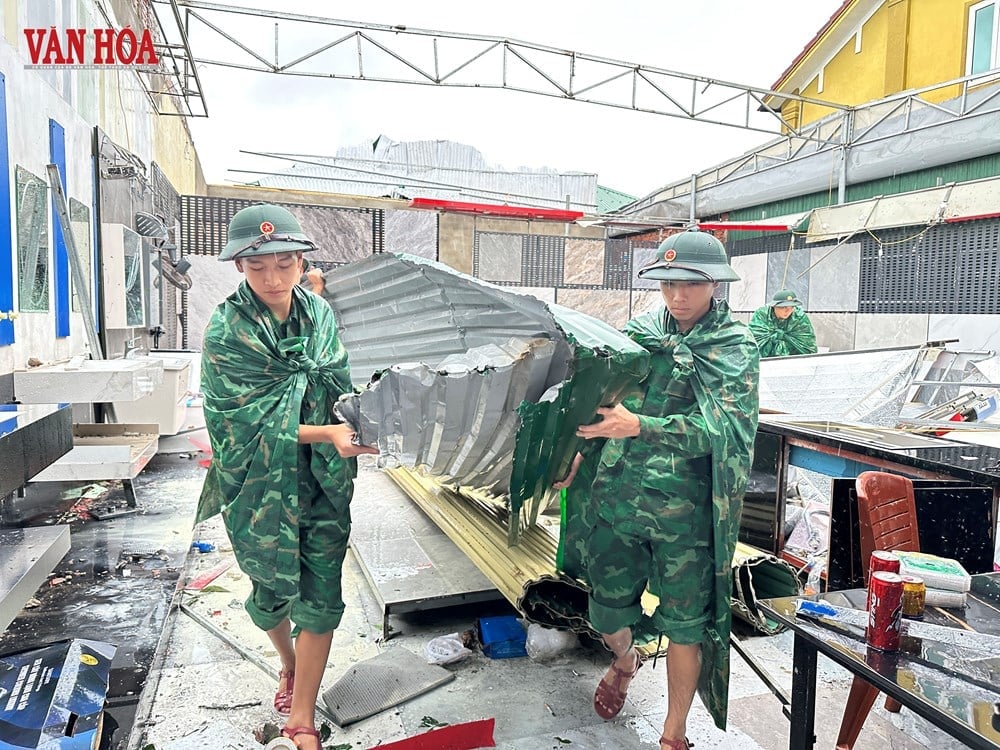 Người đàn ông cầm sổ ghi nợ bật khóc trước cửa hàng bị bão đánh tan - ảnh 6