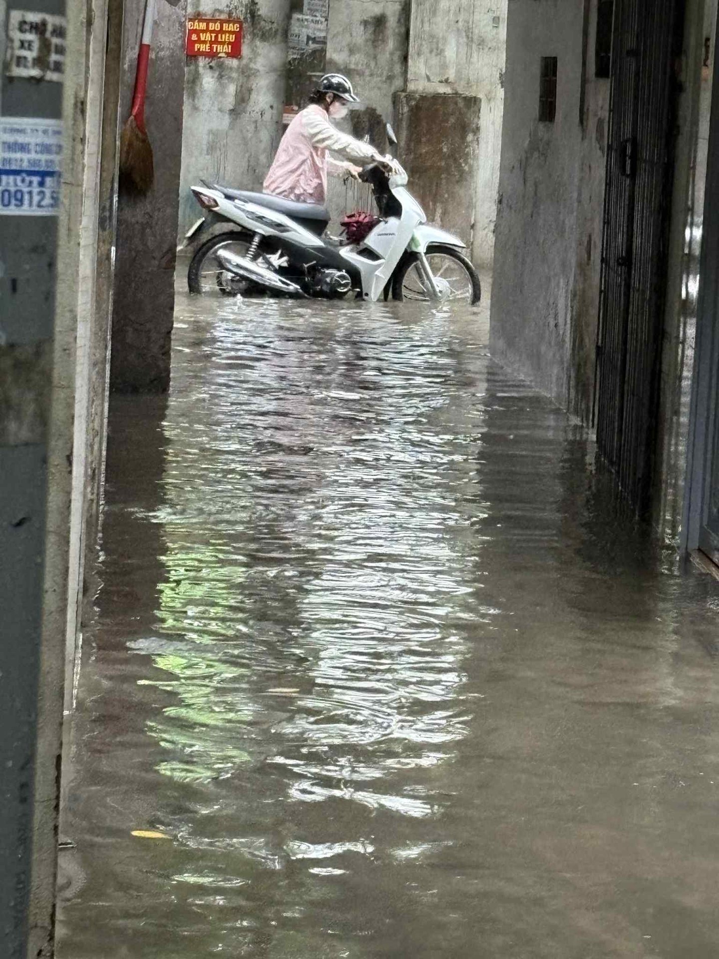 Chiếc xe chết máy giữa đường và nỗi khổ của dân công sở ngày mưa ngập ở Hà Nội- Ảnh 1.