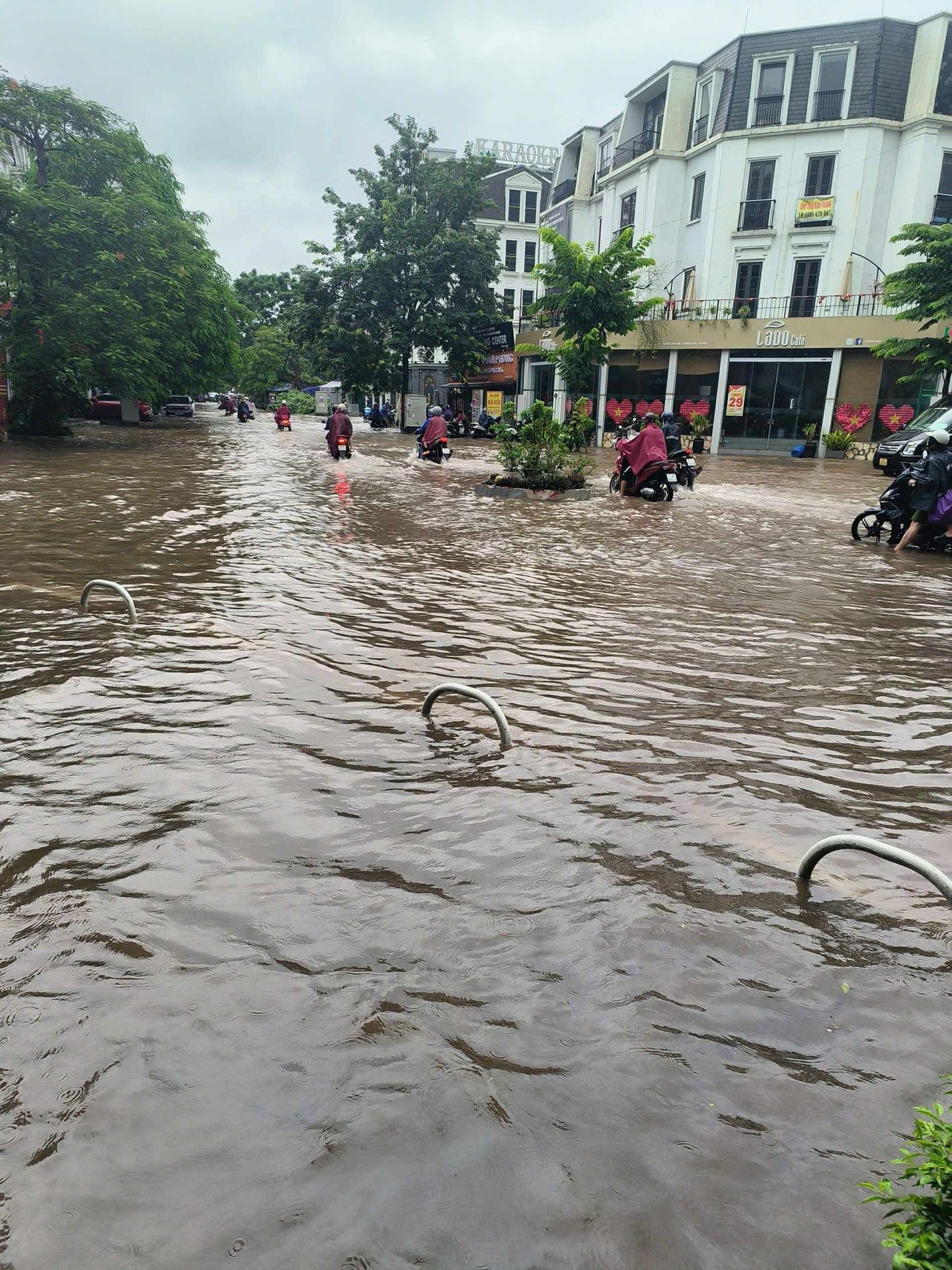 Chiếc xe chết máy giữa đường và nỗi khổ của dân công sở ngày mưa ngập ở Hà Nội- Ảnh 3.