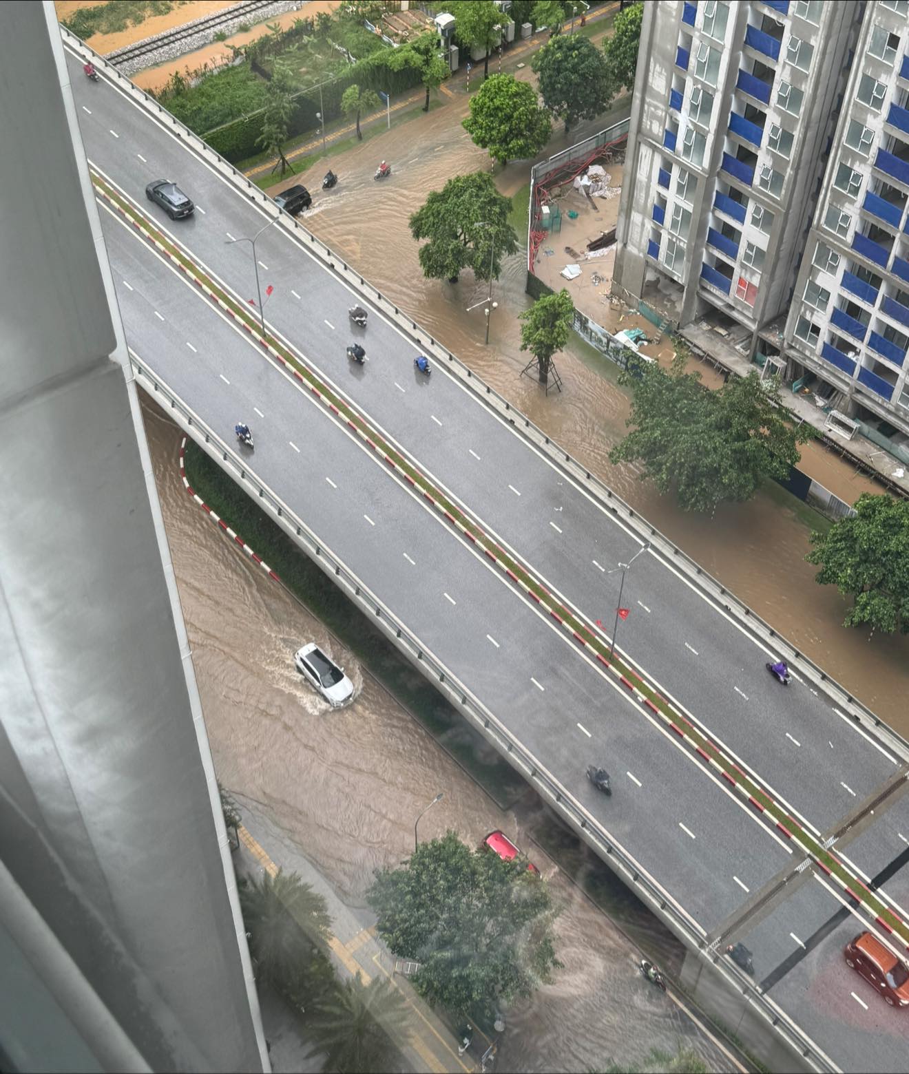 Chiếc xe chết máy giữa đường và nỗi khổ của dân công sở ngày mưa ngập ở Hà Nội- Ảnh 4.