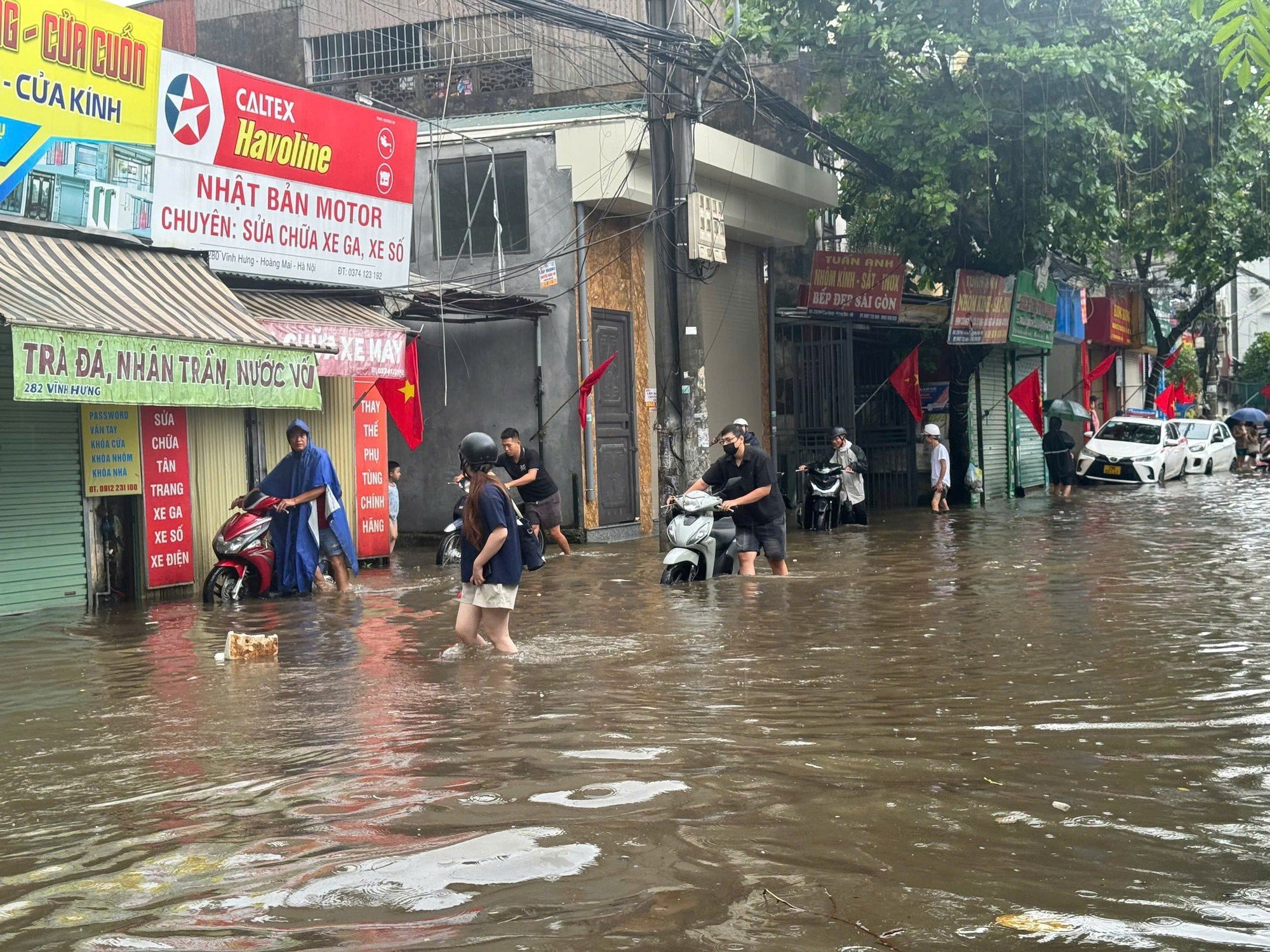 Chiếc xe chết máy giữa đường và nỗi khổ của dân công sở ngày mưa ngập ở Hà Nội- Ảnh 6.