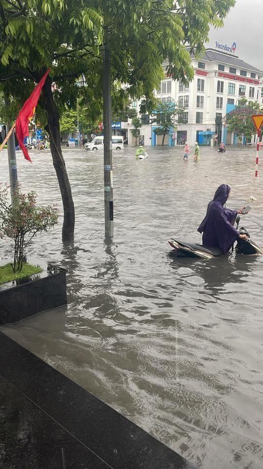 Chiếc xe chết máy giữa đường và nỗi khổ của dân công sở ngày mưa ngập ở Hà Nội- Ảnh 9.