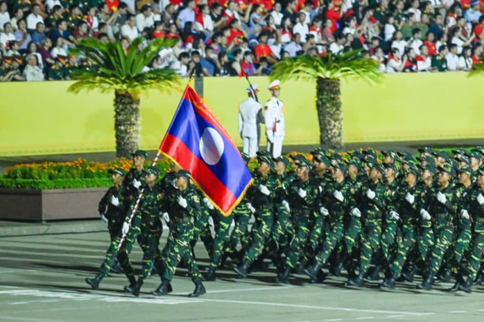 26-1756198875-doan-quan-doi-lao-tham-gia-dieu-binh-rat-xuc-dong-khi-tieng-ho-vang-co-vu-ben-duong-ruc-sac-do.png