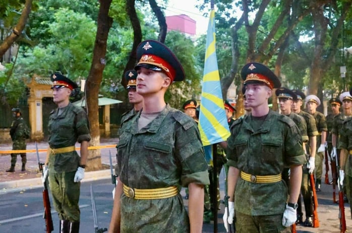 26-1756198875-doan-quan-doi-lao-tham-gia-dieu-binh-rat-xuc-dong-khi-tieng-ho-vang-co-vu-ben-duong-ruc-sac-do.png
