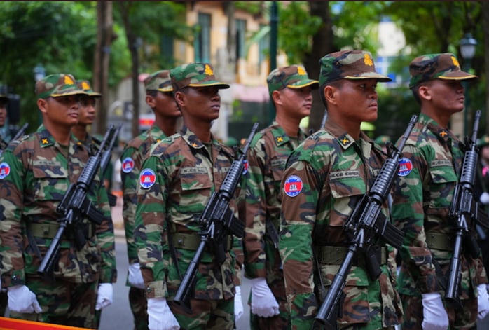 26-1756198875-doan-quan-doi-lao-tham-gia-dieu-binh-rat-xuc-dong-khi-tieng-ho-vang-co-vu-ben-duong-ruc-sac-do.png