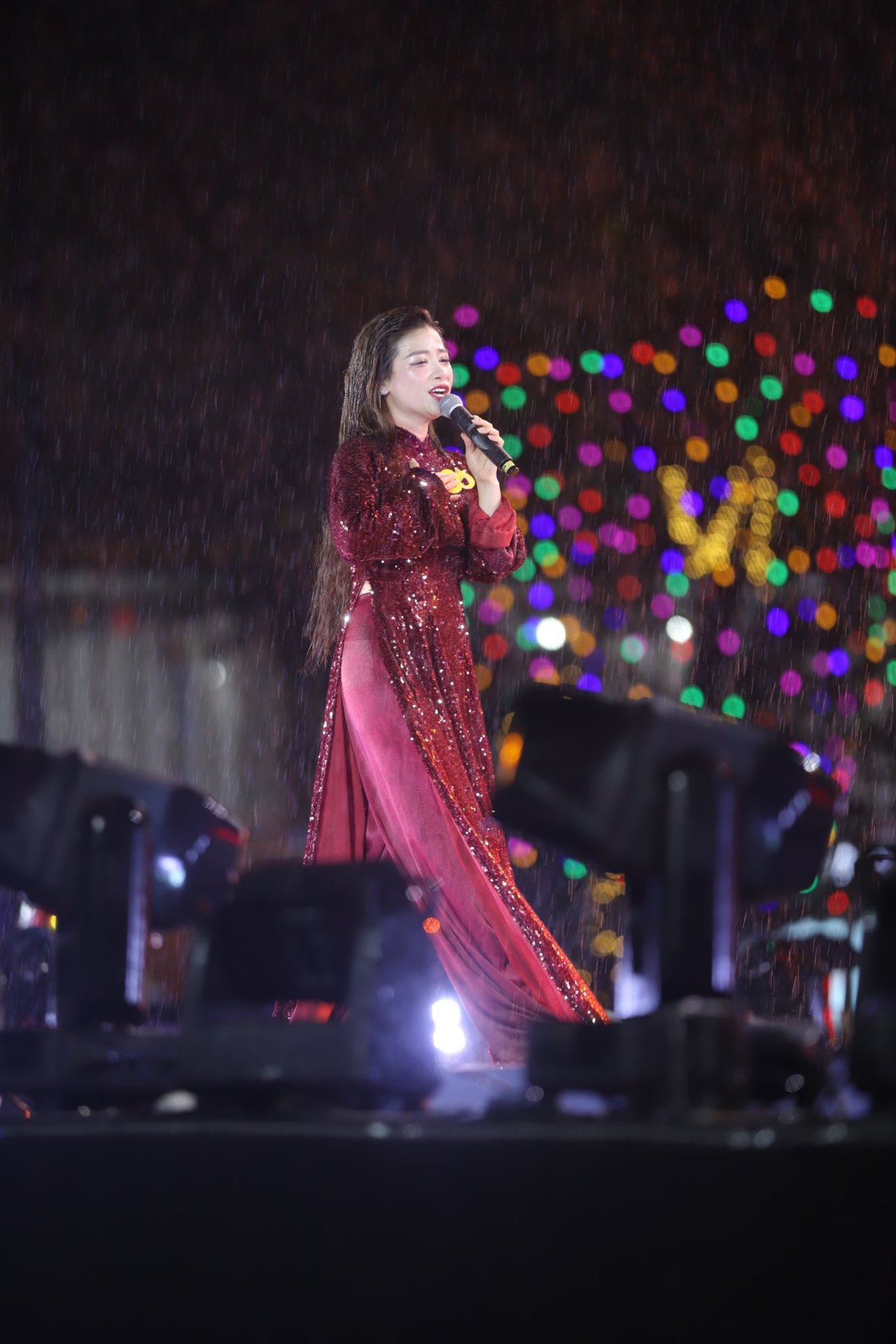 Hàng nghìn người đội mưa “đu” concert quốc gia- Ảnh 7.