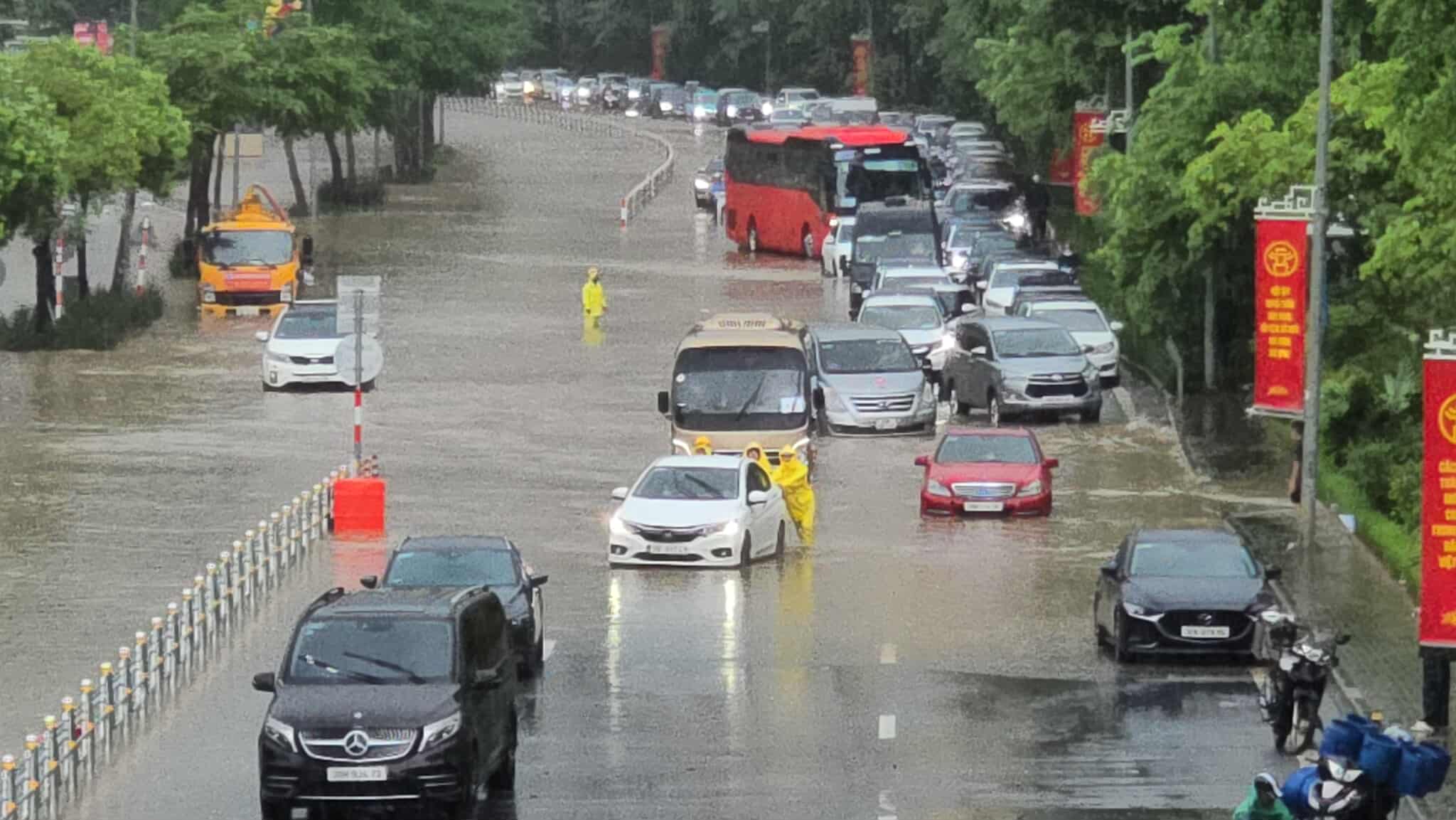 Hà Nội dự báo tiếp tục mưa to trong ngày hôm nay, ngày sơ duyệt A80- Ảnh 1.
