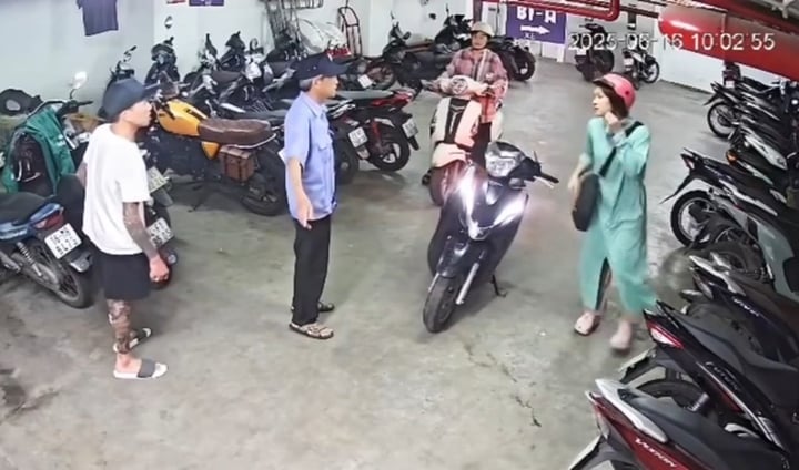 Camera an ninh tại khu vực hầm gửi xe ghi lại hình ảnh cô gái mặc áo chống nắng màu xanh bất ngờ cởi mũ bảo hiểm để phản đòn người đàn ông xăm trổ gây xôn xao dư luận.