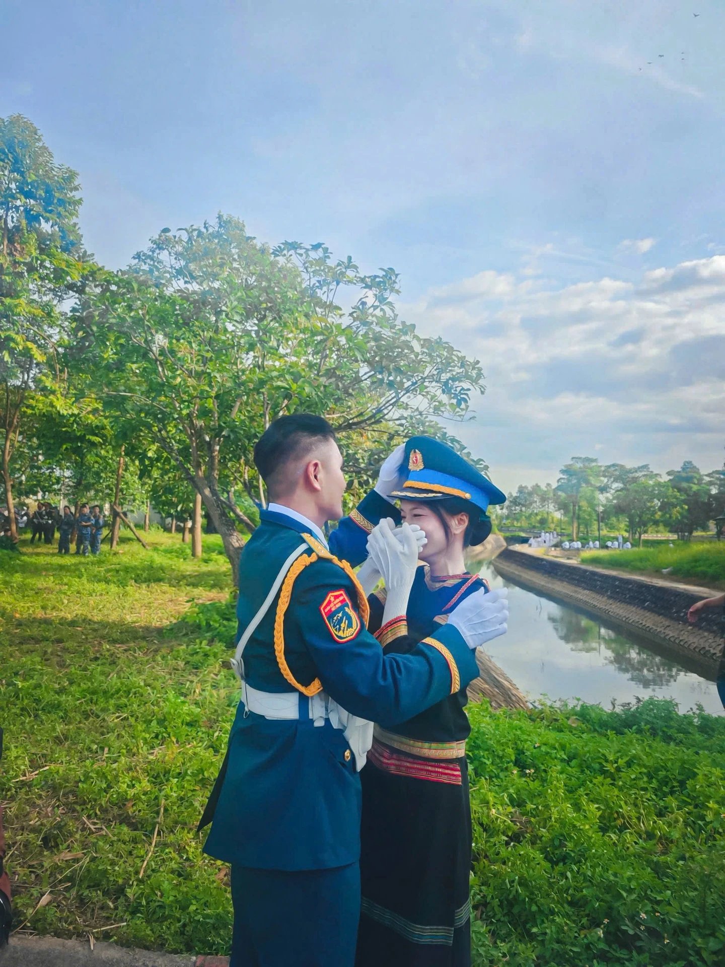27-1756261127-cap-chien-si-gap-nhau-o-a50-to-tinh-o-a80-cam-on-to-quoc-xe-duyen.webp