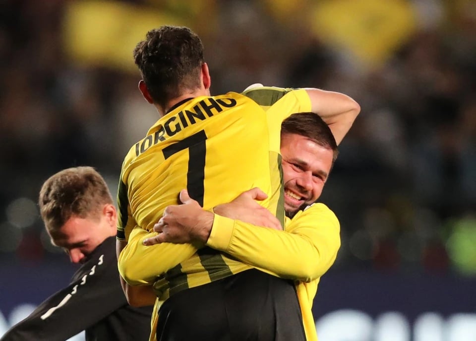 27-1756261424-champions-league-lan-dau-cham-toi-giua-long-chau-a.jpg