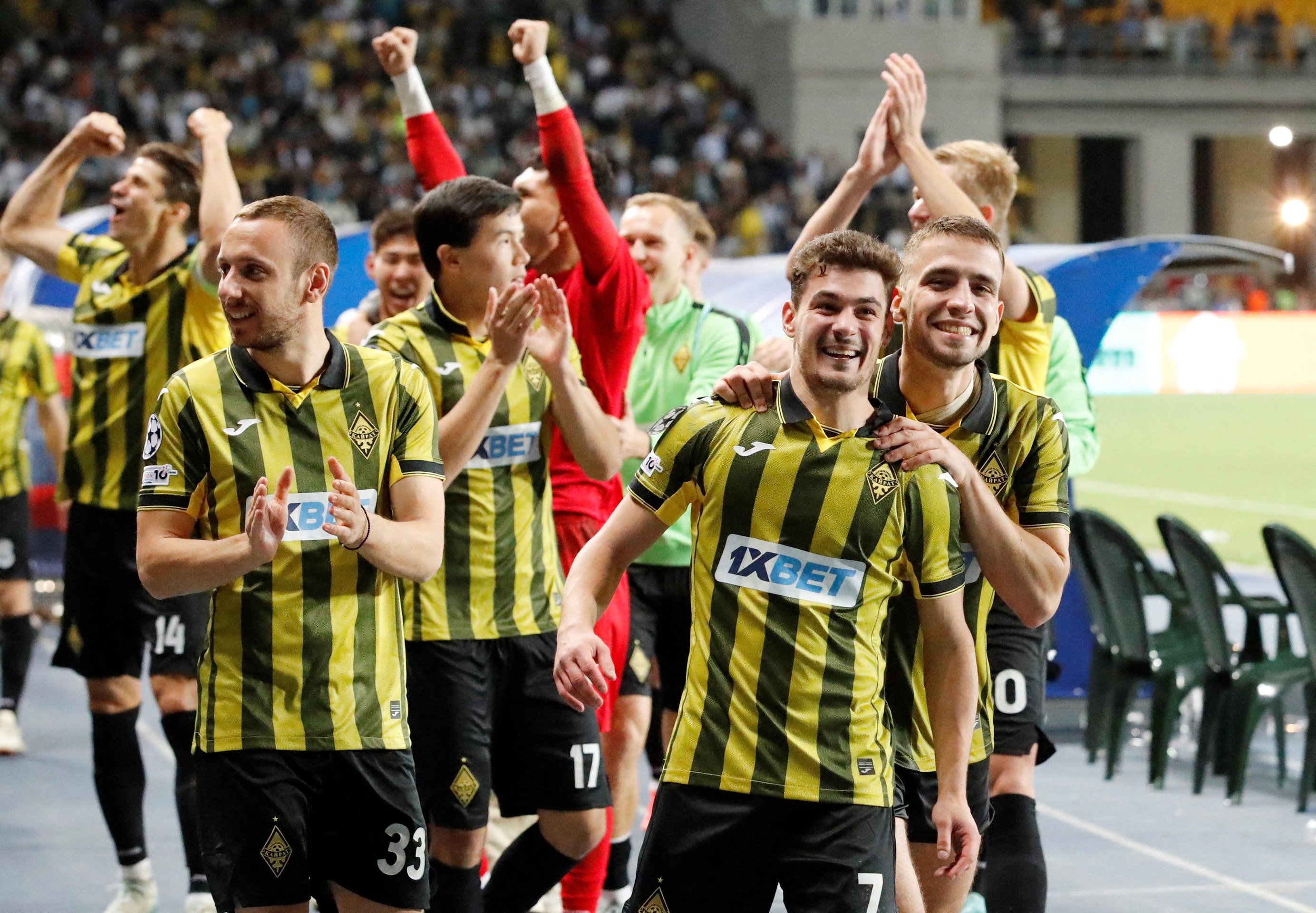 27-1756261424-champions-league-lan-dau-cham-toi-giua-long-chau-a.jpg