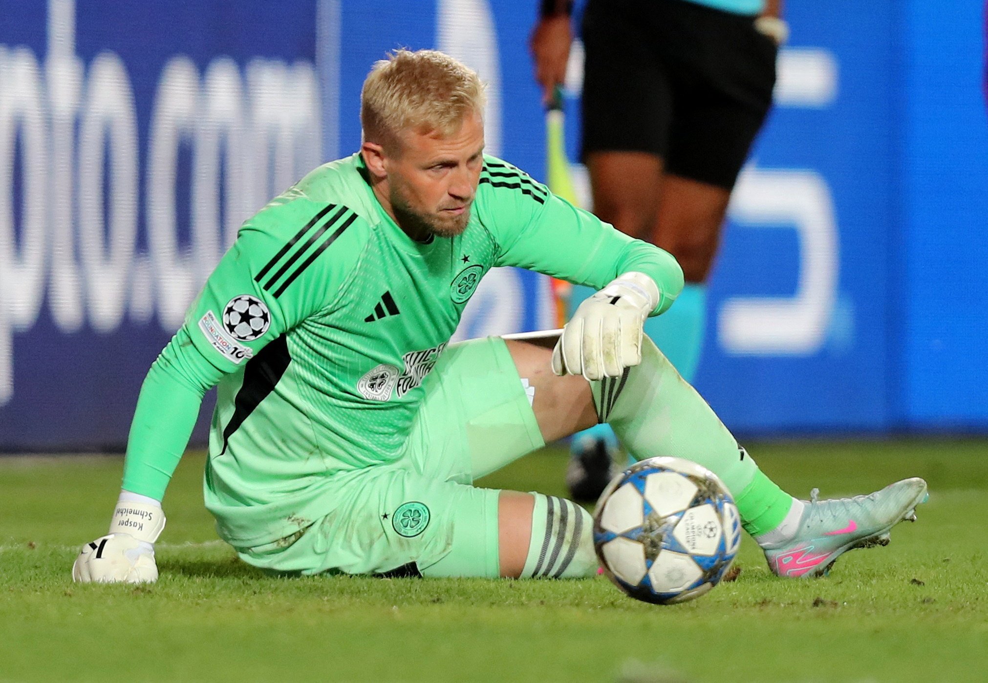27-1756261424-champions-league-lan-dau-cham-toi-giua-long-chau-a.jpg