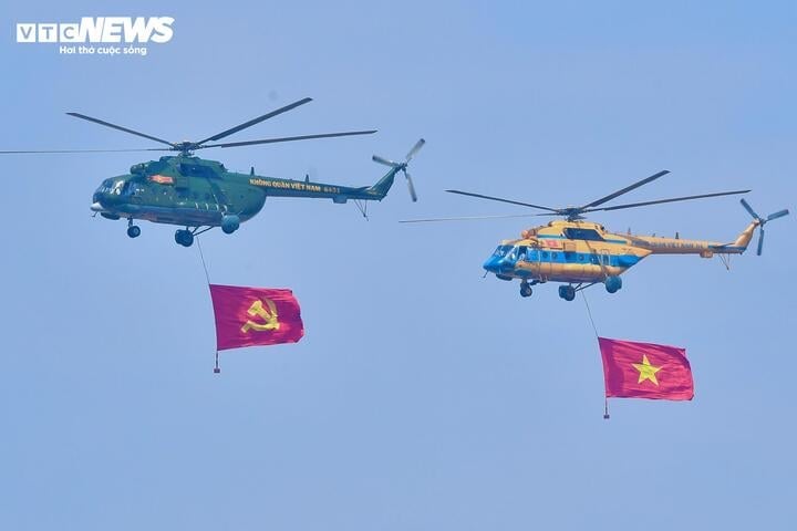 Vị trí 'vàng' ngắm trọn khoảnh khắc trực thăng kéo cờ bay trên bầu trời Hà Nội- Ảnh 1.