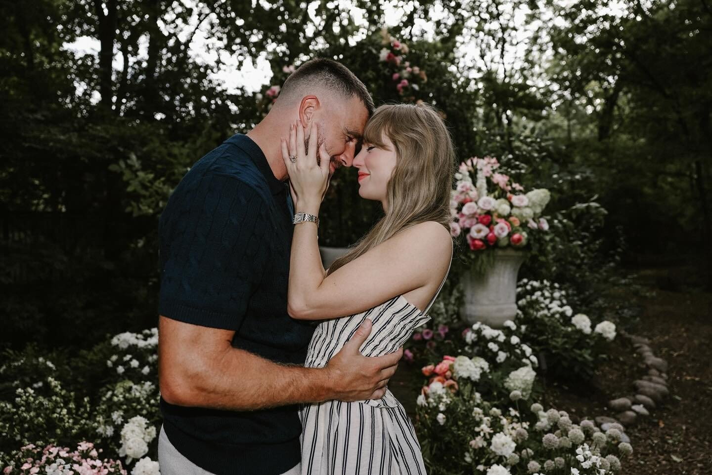 Cận cảnh nhẫn đính hôn của Taylor Swift: Cổ điển và cực lãng mạn, kim cương