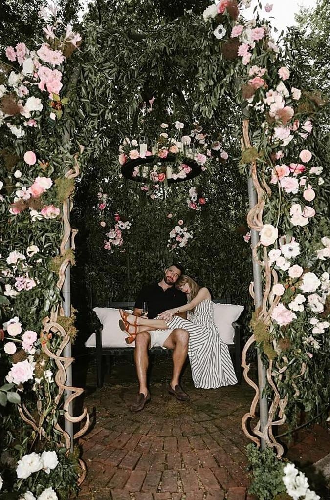 Cận cảnh nhẫn đính hôn của Taylor Swift: Cổ điển và cực lãng mạn, kim cương