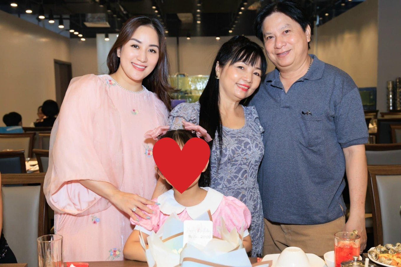 Sao nữ Vbiz cưới học trò kém 11 tuổi, bị gia đình cấm cản nay mối quan hệ với mẹ chồng thế nào? - Ảnh 7.