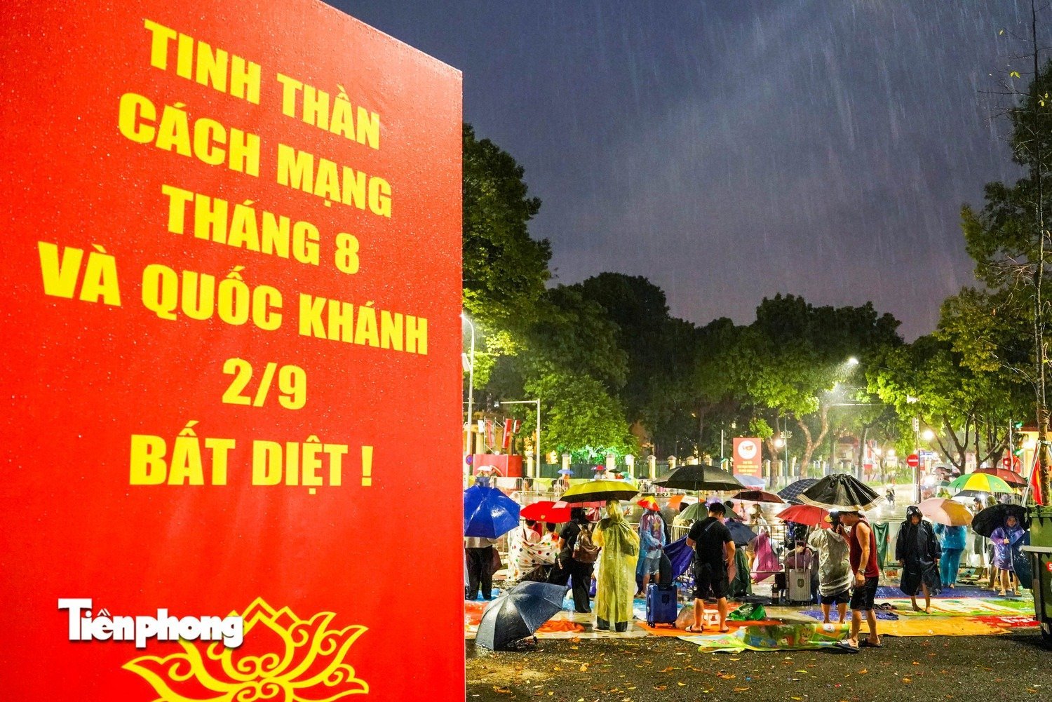 27-1756267368-nguoi-dan-doi-mua-cam-trai-xuyen-dem-cho-xem-so-duyet-dieu-binh-dieu-hanh.jpg