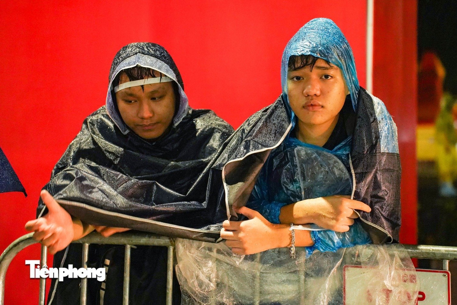 27-1756267368-nguoi-dan-doi-mua-cam-trai-xuyen-dem-cho-xem-so-duyet-dieu-binh-dieu-hanh.jpg