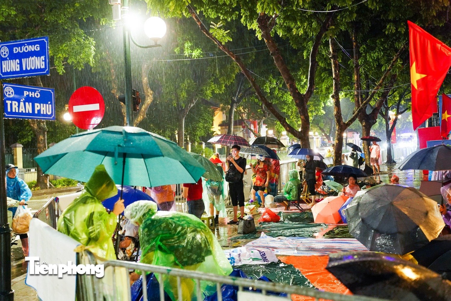 27-1756267368-nguoi-dan-doi-mua-cam-trai-xuyen-dem-cho-xem-so-duyet-dieu-binh-dieu-hanh.jpg
