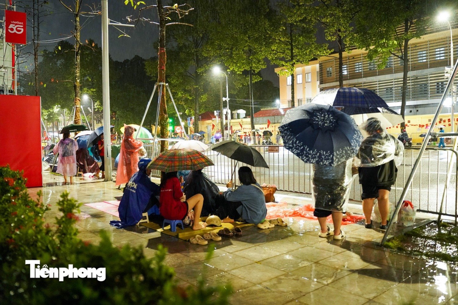 27-1756267368-nguoi-dan-doi-mua-cam-trai-xuyen-dem-cho-xem-so-duyet-dieu-binh-dieu-hanh.jpg