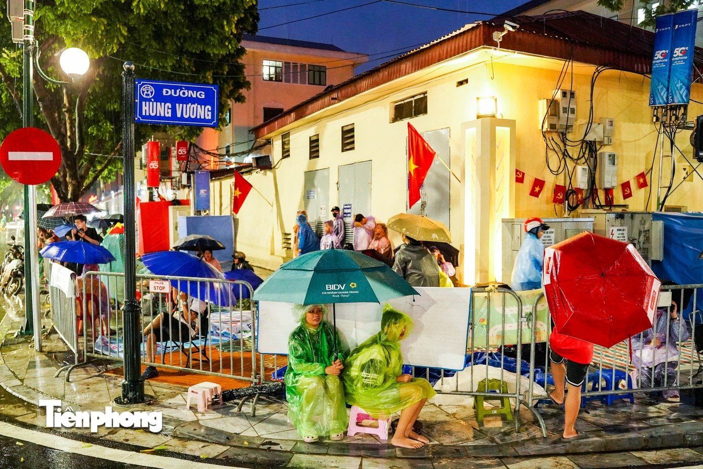 27-1756267368-nguoi-dan-doi-mua-cam-trai-xuyen-dem-cho-xem-so-duyet-dieu-binh-dieu-hanh.jpg
