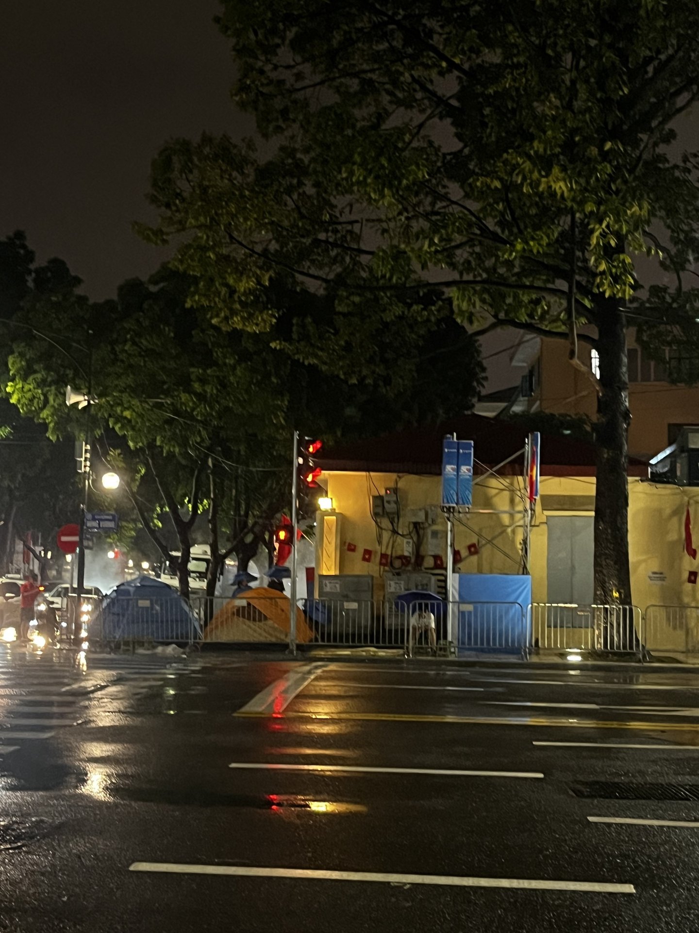 Lý do khó tin từ những người cắm trại giữ "chỗ vàng" trong đêm 26/8 tại Hà Nội - Ảnh 1.