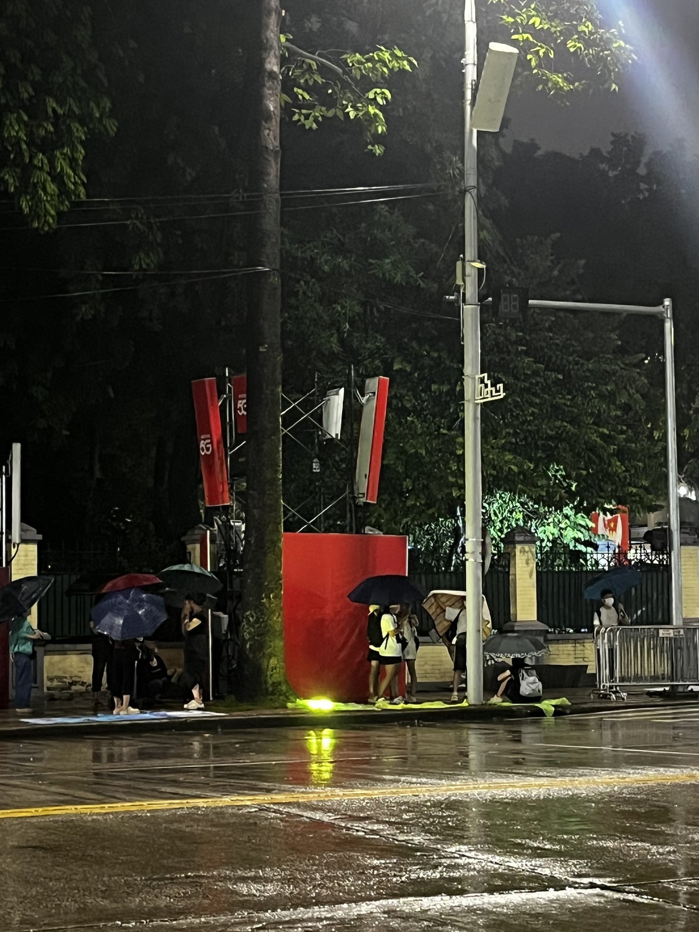 Lý do khó tin từ những người cắm trại giữ "chỗ vàng" trong đêm 26/8 tại Hà Nội - Ảnh 2.