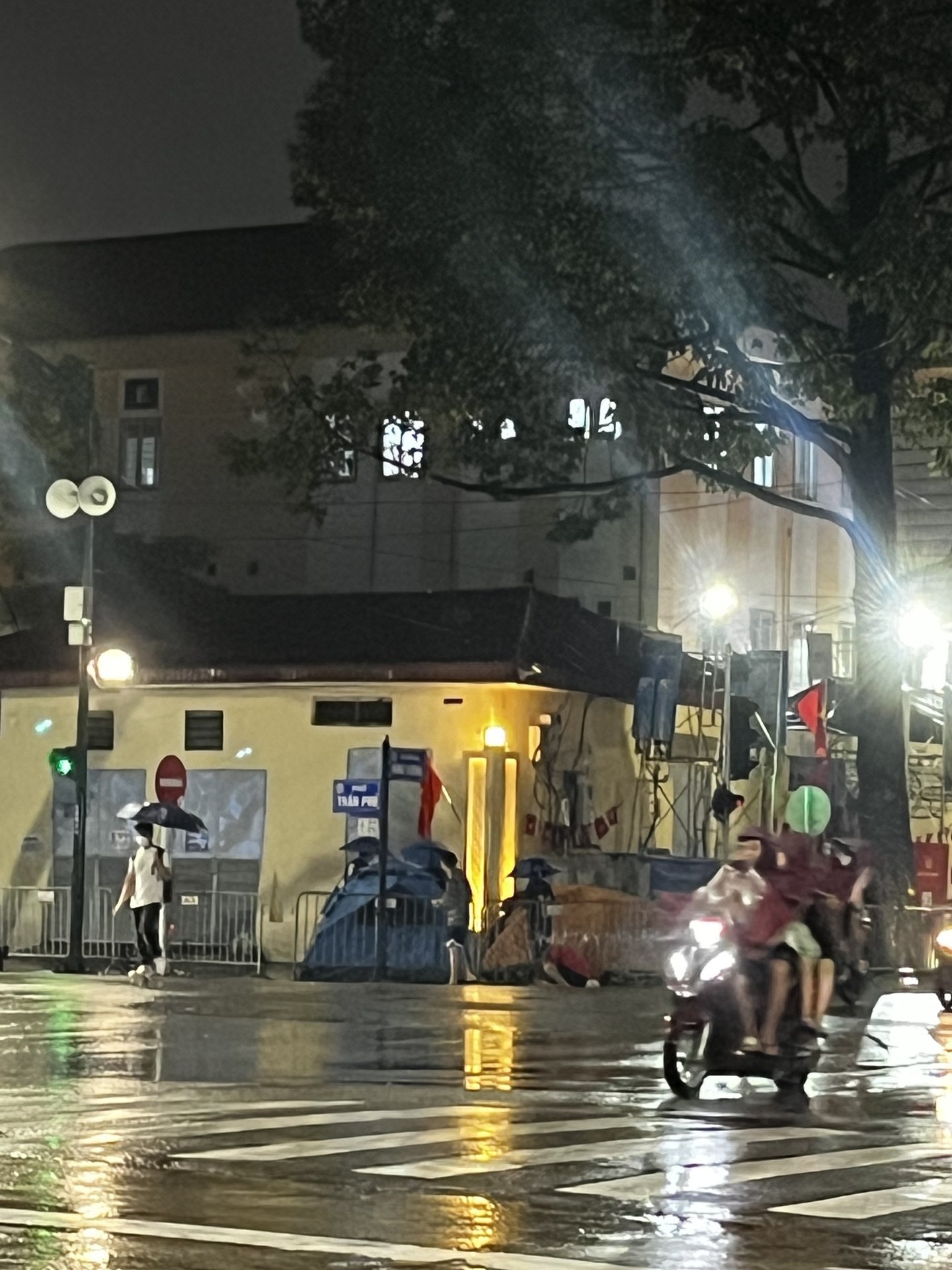 Lý do khó tin từ những người cắm trại giữ "chỗ vàng" trong đêm 26/8 tại Hà Nội - Ảnh 3.