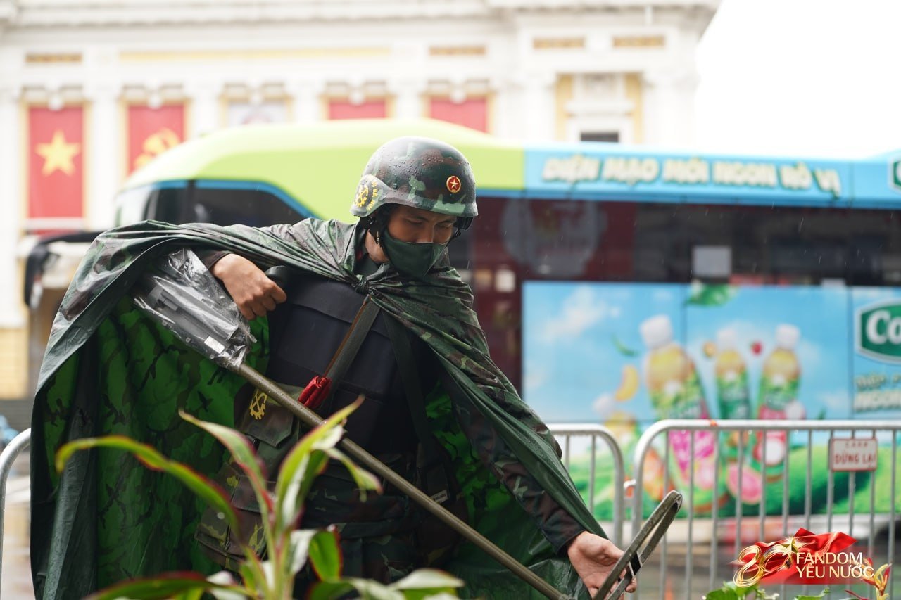 Cận cảnh: Lực lượng Công binh tất bật rà phá bom mìn, đảm bảo an toàn tuyệt đối trước buổi sơ duyệt diễu binh diễu hành A80- Ảnh 4.