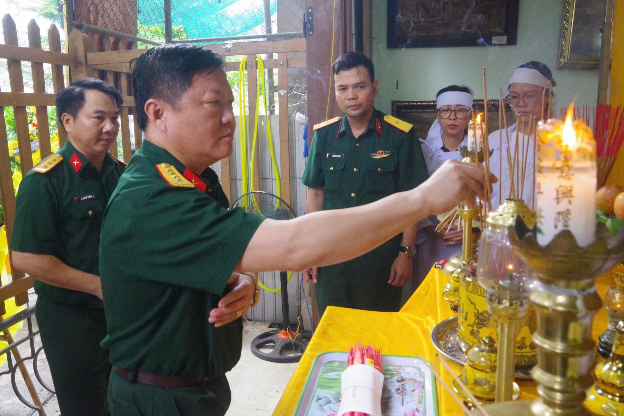 27-1756282145-chien-si-tre-nen-noi-dau-mat-cha-quyet-tam-hoan-thanh-nhiem-vu-a80.jpg
