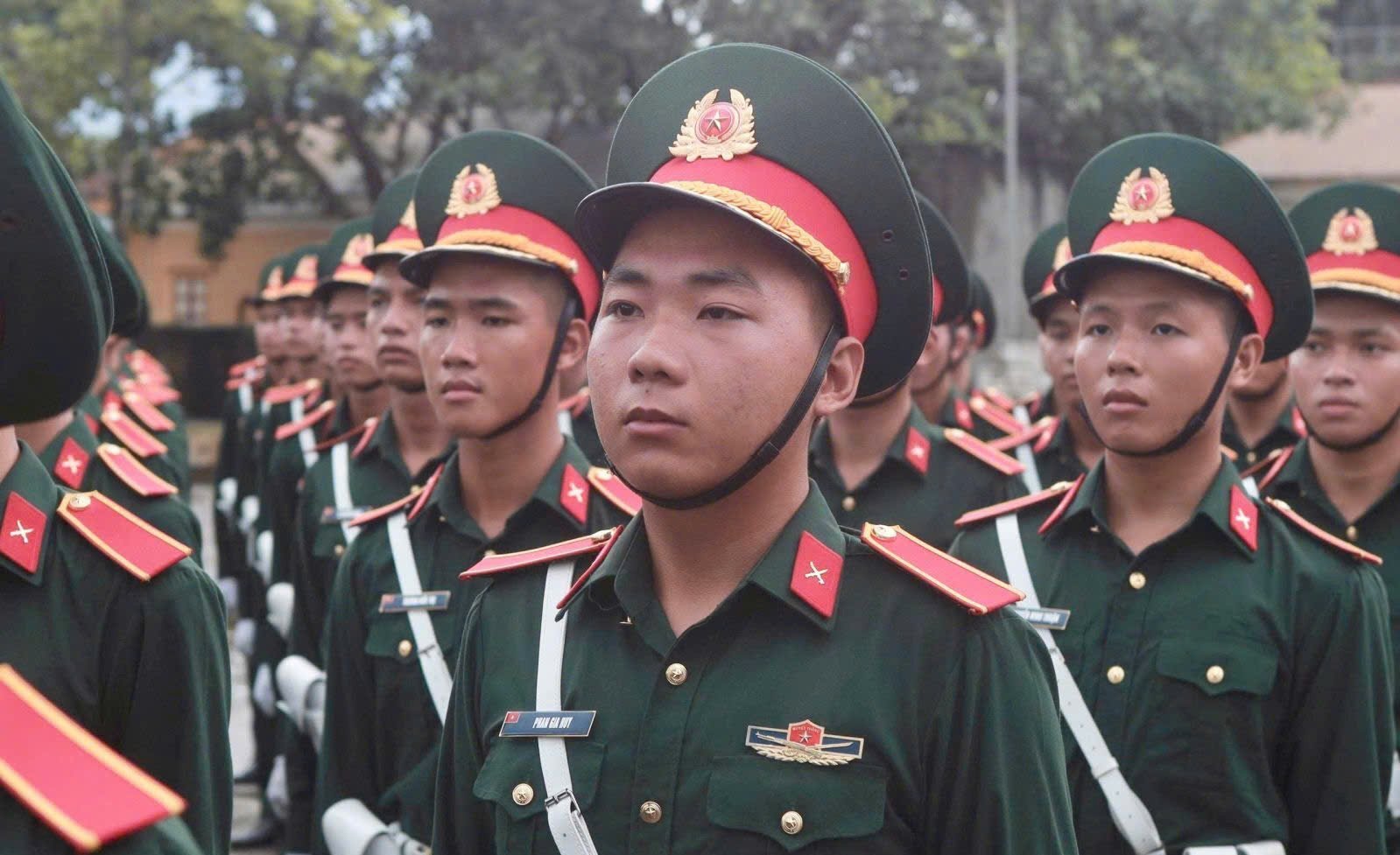 27-1756282145-chien-si-tre-nen-noi-dau-mat-cha-quyet-tam-hoan-thanh-nhiem-vu-a80.jpg