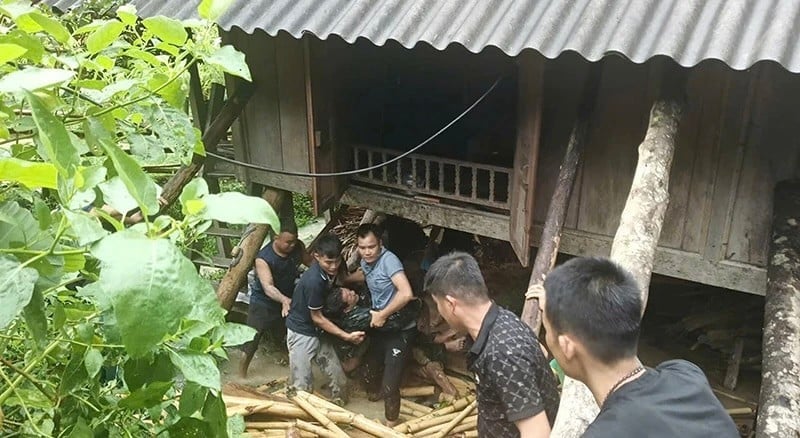 30 phút đào bớt đất cứu 2 cán bộ bị nhà sập đè khi đang giúp dân di dời- Ảnh 1.