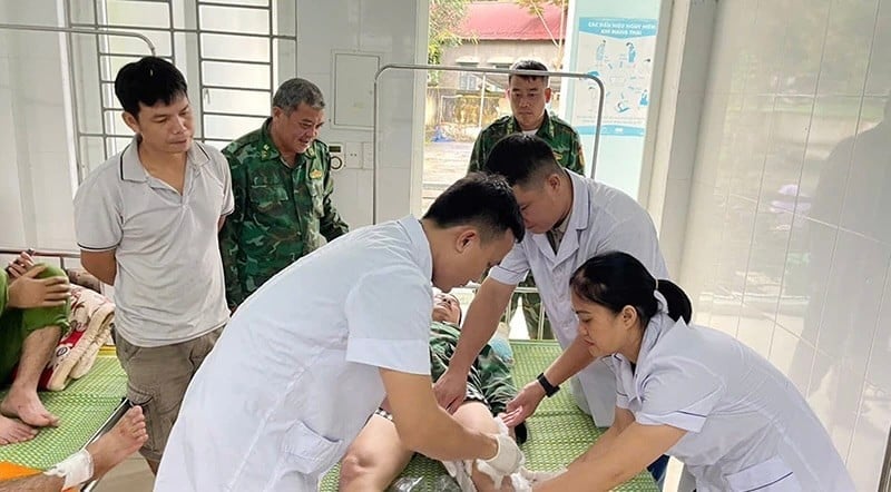30 phút đào bớt đất cứu 2 cán bộ bị nhà sập đè khi đang giúp dân di dời- Ảnh 2.
