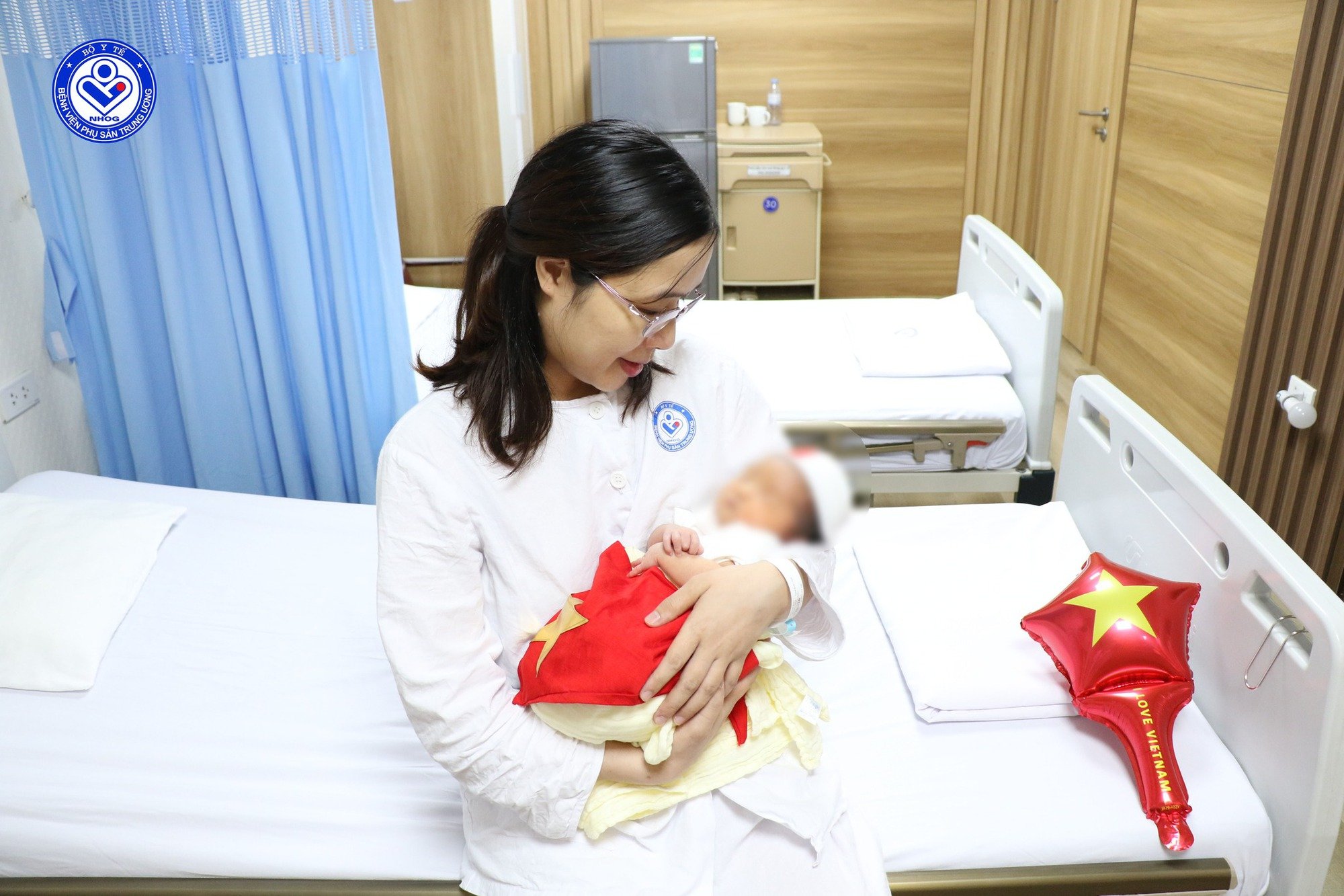 Bé gái chào đời từ phôi thai trữ đông hơn 1 thập niên trước, mẹ xúc động nghẹn ngào: